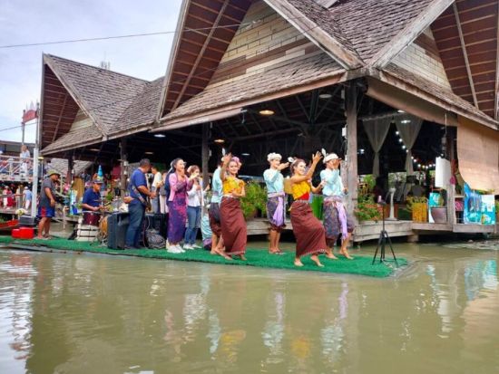 パタヤ水上マーケット入場券＆事前予約サービス　伝統的なタイ文化と美しい水路を探検！ ＜手漕ぎボート乗船＆タイ衣装レンタル付きプランあり＞
