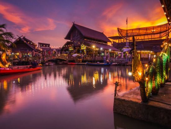 パタヤ水上マーケット入場券＆事前予約サービス　伝統的なタイ文化と美しい水路を探検！ ＜手漕ぎボート乗船＆タイ衣装レンタル付きプランあり＞