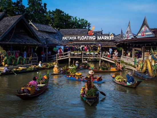 パタヤ水上マーケット入場券＆事前予約サービス　伝統的なタイ文化と美しい水路を探検！ ＜手漕ぎボート乗船＆タイ衣装レンタル付きプランあり＞