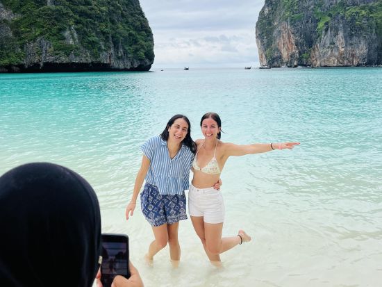 クラビ発ピピ島日帰りアイランドホッピングツアー！マヤベイ＆絶景ラグーンめぐり＜英語ガイド／昼食付き／ホテル送迎付き＞
