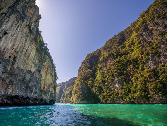 クラビ発ピピ島日帰りアイランドホッピングツアー！マヤベイ＆絶景ラグーンめぐり＜英語ガイド／昼食付き／ホテル送迎付き＞