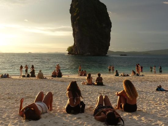 クラビ発7島めぐり&サンセットツアー！ビーチで海遊び＋絶景の夕日＋神秘の発光プランクトンとナイトスイム体験＜英語ガイド／BBQディナー付き／ホテル送迎付き＞