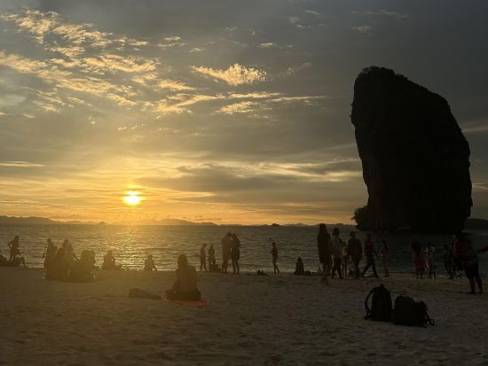 クラビ発7島めぐり&サンセットツアー！ビーチで海遊び＋絶景の夕日＋神秘の発光プランクトンとナイトスイム体験＜英語ガイド／BBQディナー付き／ホテル送迎付き＞