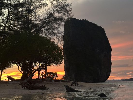 クラビ発7島めぐり&サンセットツアー！ビーチで海遊び＋絶景の夕日＋神秘の発光プランクトンとナイトスイム体験＜英語ガイド／BBQディナー付き／ホテル送迎付き＞