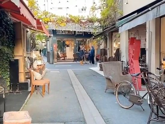 クリニャンクール蚤の市 散策 <貸切/日本語/徒歩/パリ発> by H.I.S.