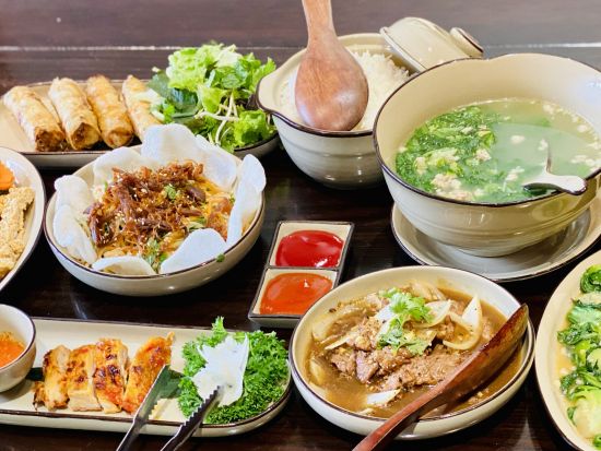 ハノイよくばり1日観光　ベトナム名物料理のランチ＆トレインストリートでハノイ名物エッグコーヒー1杯付き 昼食の好みで選べるプラン＜日本語ガイド／送迎あり＞