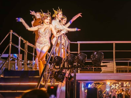 パタヤ・ディナークルーズ　夕日と夜景を船上で満喫！ビュッフェ＆ライブパフォーマンス鑑賞＜1.5時間／バリハイ桟橋発＞