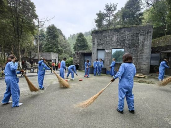 雅安パンダ基地 ボランティア体験ツアー　園内見学＆パンダ舎清掃でパンダ保護に貢献！＜日本語ガイド／昼食付き／成都発＞