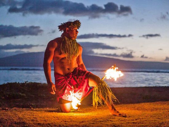 Hawaii_Fire-knife-dance_123RF_17125155_ML