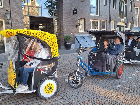 日本語ラインサポート付！アムステルダム２名様乗り自転車タクシー（用途：中心部移動または観光）の写真1