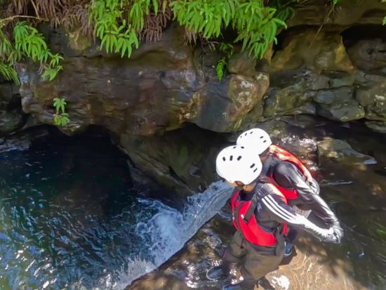 【ベストプライス】西表島キャニオニング（5～10月）または滝トレッキング（11～4月）＋選べる竹富島観光ツアー＜指定ホテル送迎選択可／石垣島発＞