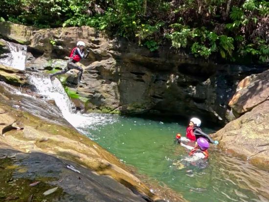 【ベストプライス】西表島キャニオニング（5～10月）または滝トレッキング（11～4月）＋選べる竹富島観光ツアー＜指定ホテル送迎選択可／石垣島発＞