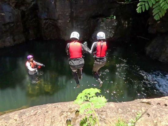 【ベストプライス】西表島キャニオニング（5～10月）または滝トレッキング（11～4月）＋選べる竹富島観光ツアー＜指定ホテル送迎選択可／石垣島発＞