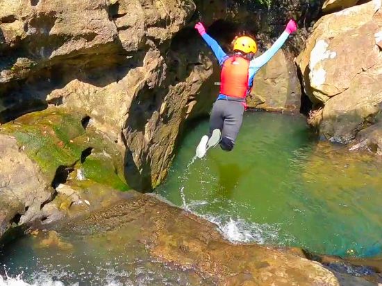 【ベストプライス】西表島キャニオニング（5～10月）または滝トレッキング（11～4月）＋選べる竹富島観光ツアー＜指定ホテル送迎選択可／石垣島発＞