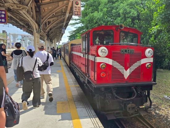 阿里山＆日月潭 2泊3日周遊ツアー　阿里山森林鉄道乗車＋遊覧船クルーズ付き　ホテルクラス選択可＜台北または嘉義発／日本語ガイド＞