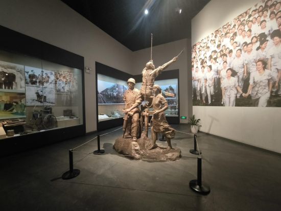 香港から中国本土へ！深圳で近未来とローカルをめぐる日帰りツアー 地王ビル展望台＋博物館＋老街＜香港発／日本語ガイド／昼食付き＞