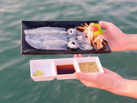 【レストラン座席予約】タッピア フローティング カフェ（Tappia Floating Cafe Pattaya）　 ＜ドリンク券＋イカ釣り体験付き／ディナー＞