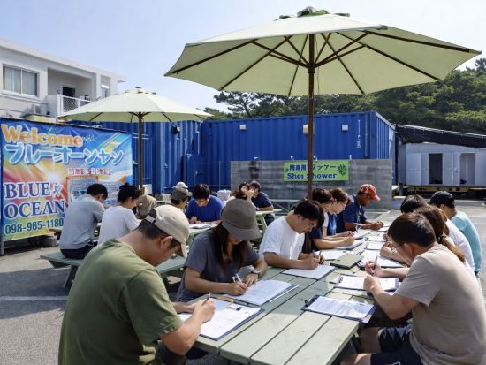 青の洞窟ボート体験ダイビング　身軽で参加できるバスタオルレンタルあり＜ボート／ガイド貸切／ショップ設備利用可／グリーン・フィンズ認定店／恩納村発＞