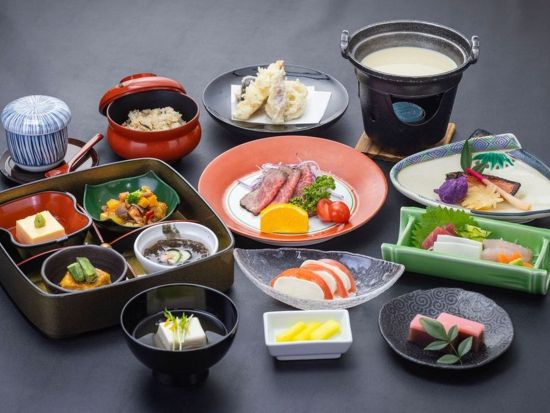 【琉球豆腐会席（舞踊鑑賞付き）】伝統的な食文化と琉球王朝の宴の雰囲気を味わう琉球舞踊を満喫！＜那覇 久米／1階シアター席＞