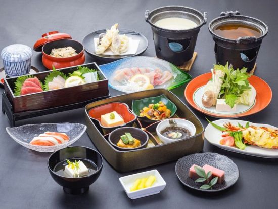 【琉球豆腐会席（舞踊鑑賞付き）】伝統的な食文化と琉球王朝の宴の雰囲気を味わう琉球舞踊を満喫！＜那覇 久米／1階シアター席＞