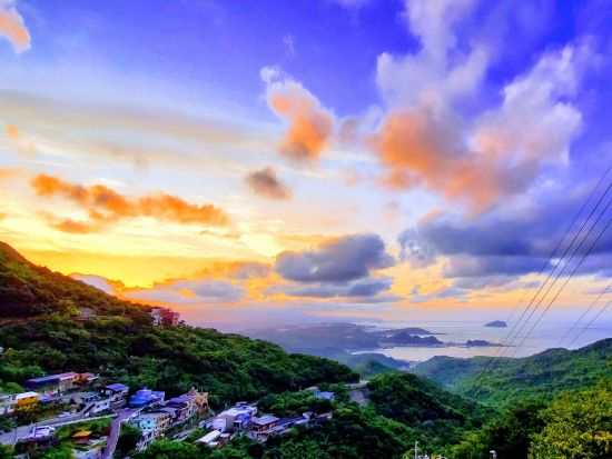 トワイライト九份 夕暮れ時のレトロな街並みと夜景満喫＜日本語ガイド／夕食付き／ホテル送迎付き／士林夜市解散可＞