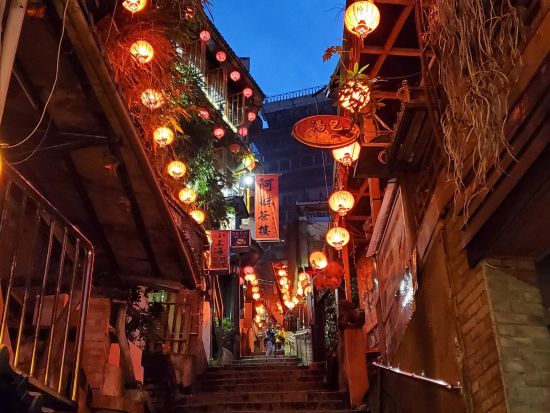 トワイライト九份 夕暮れ時のレトロな街並みと夜景満喫＜日本語ガイド／夕食付き／ホテル送迎付き／士林夜市解散可＞