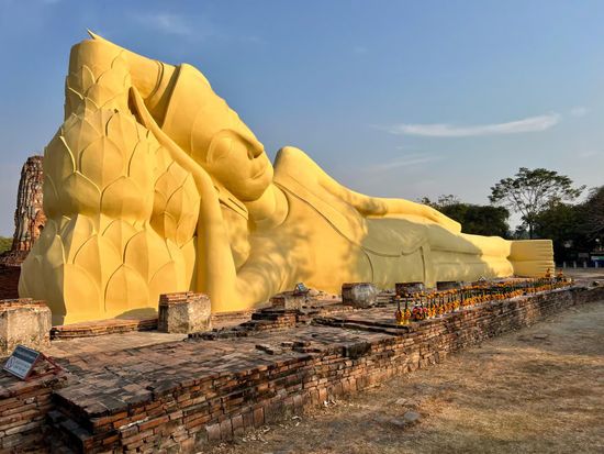 Reclining Buddha Sai Yat - Phra Buddha Sai Yat