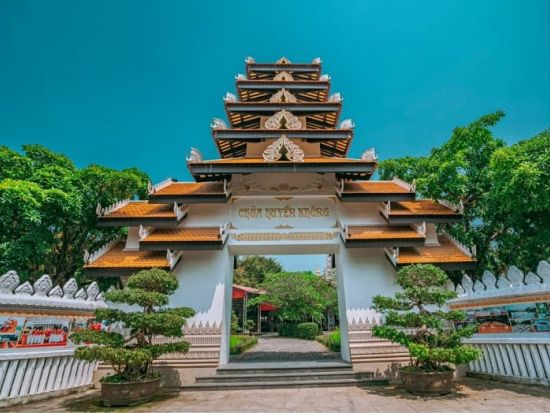 フエ名所巡り半日ツアー　寺院＋線香村＋ベンメ橋を巡る感動旅＜英語または日本語ガイド＞