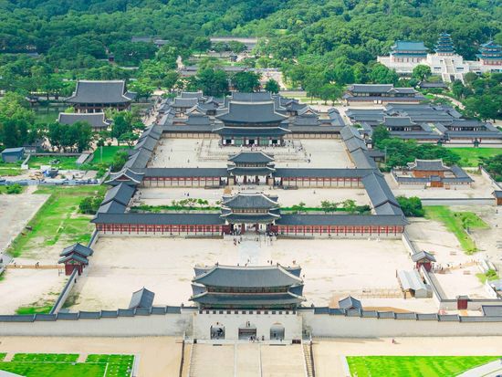 ソウル1日観光ツアー　景福宮（守門将交代式）＆仁寺洞＆益善洞＆国立中央博物館から人気の聖水までホットスポット網羅！ ＜韓定食の昼食付き／日本語ガイド＞の写真1