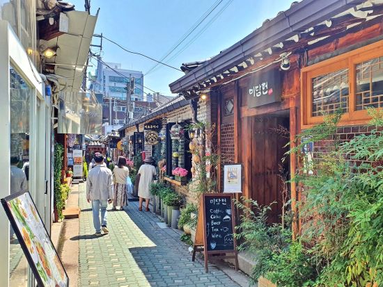 ソウル1日観光ツアー　景福宮（守門将交代式）＆仁寺洞＆益善洞＆国立中央博物館から人気の聖水までホットスポット網羅！ ＜韓定食の昼食付き／日本語ガイド＞