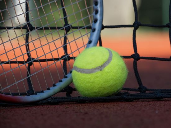 Tennis_pixta_122410903_L