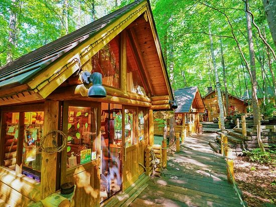 ②ニングルテラス（おとぎ話のような景色が広がる小さな工芸村）
