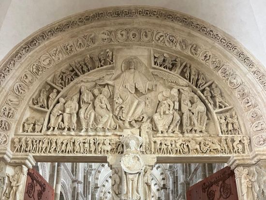 ロマネスク建築ブルゴーニュ歴史探訪1日観光 ＜貸切／日本語／専用車／ディジョンまたはボーヌ発＞ by H.I.S. 