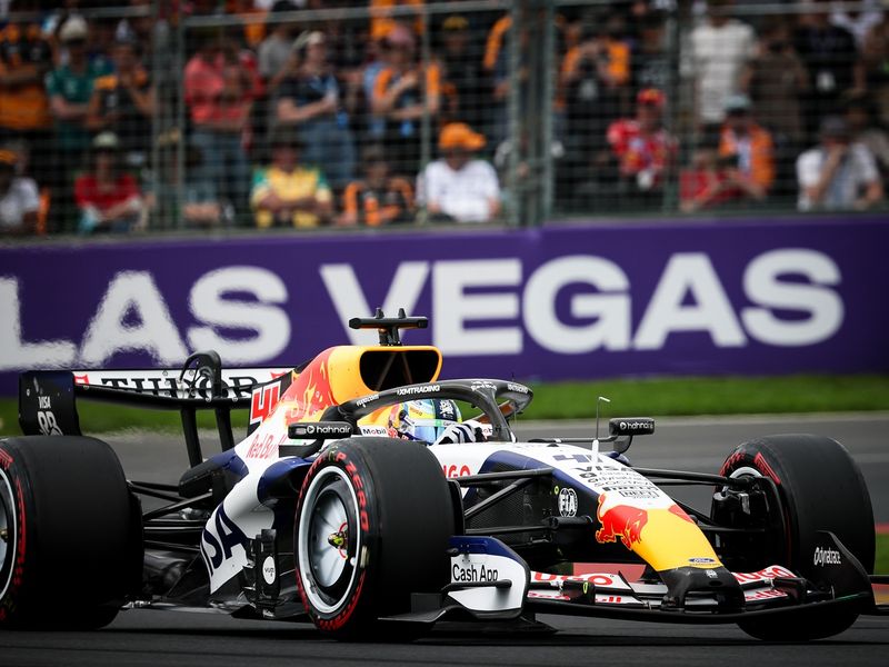 F1_pixta_137411011_L