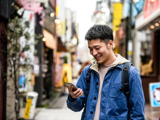 Smartphone_Traveler_Asia_GettyImages-1151279069
