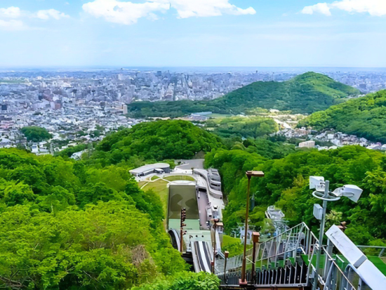 【札幌発着】幌見峠ラベンダー鑑賞と人気の札幌場外市場＆大倉山ジャンプ場【最終日の観光に便利な午前半日】