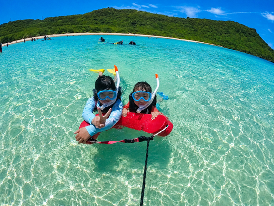 二人シュノーケラー-浅瀬写真-宮古島-シュノーケリング-マリン体験-ビーチ-143