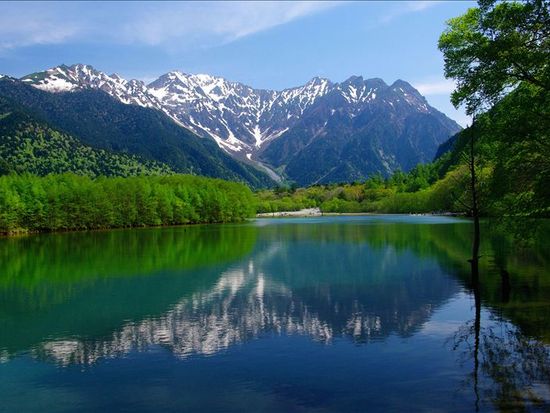 夏の上高地大正池からの穂高連峰_web