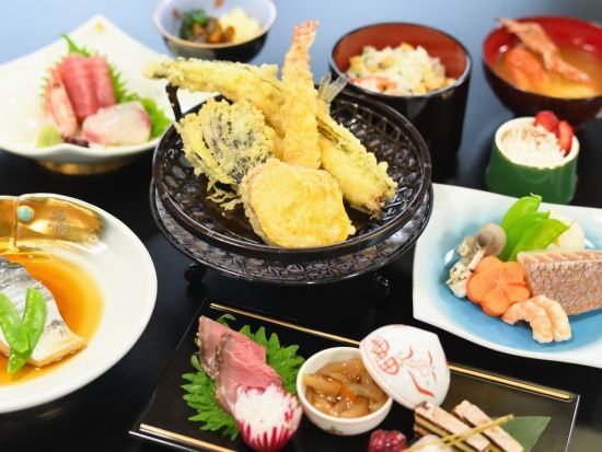 第49回 隅田川花火大会をゆったりと屋形船のデッキから観覧＜7月25日／食事＆飲み放題付＞