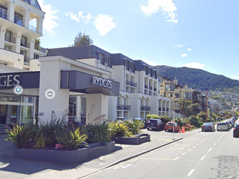 Formerly_Rydges_Lakeland_Resortホテル正面のバス停