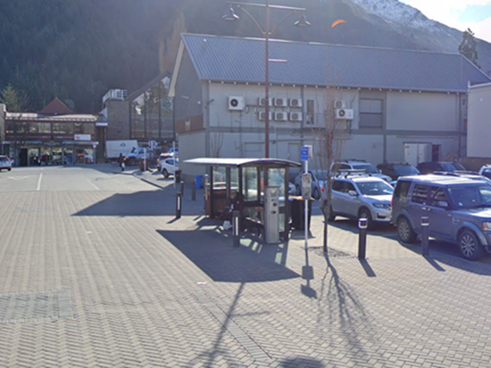 Athol_Street中央の駐車場