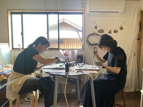 新上五島町・ものづくり体験｜旅の思い出を形に。五島のシンボル「椿」のステンドグラス制作体験 ＜約2時間／新上五島町＞ by 葉ぐるま堂