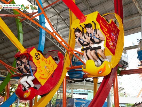 ホーチミンメトロで行く！スイティエン公園満喫ツアー　ウォーターパーク＆ワニ釣り体験付き＜日本語ガイド／オペラハウス駅集合＞