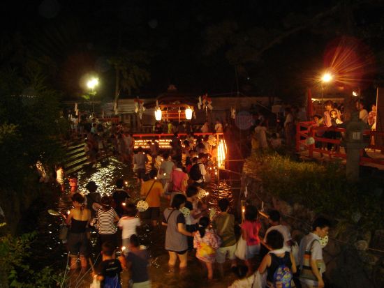 京都バスツアー 夜の夏の旅 下鴨神社「御手洗祭」＋仁和寺 国名勝指定の庭園ライトアップ＜約4時間／京都駅発＞by おこしバス（京都定期観光バス）