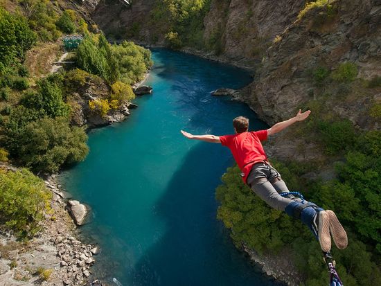 Kawarau Bridge Bungy jump - Appellation Wine Tours