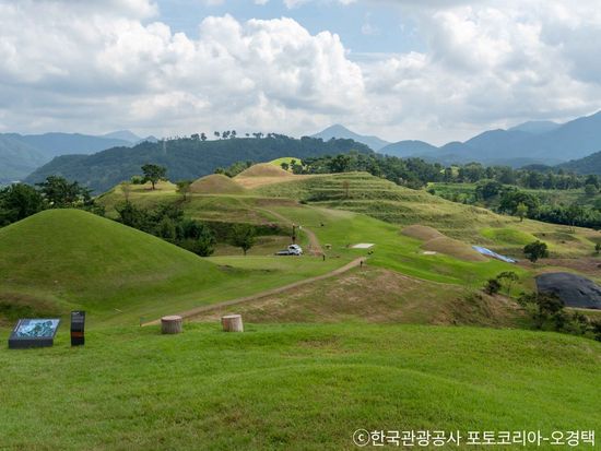 咸安末伊山古墳群2_ⓒ한국관광공사 포토코리아-오경택