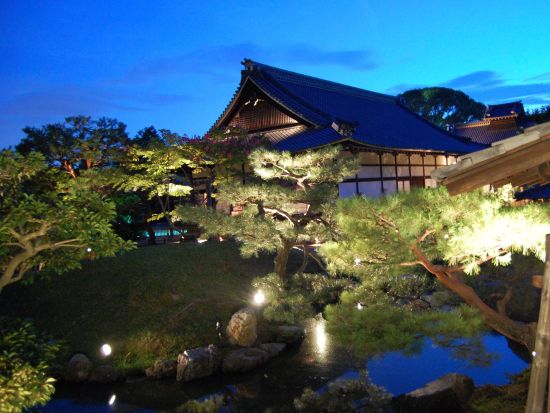 ライトアップバスツアー 清水寺千日詣と高台寺の夜間拝観（2026/8/14～15限定）＜京都駅発＞by おこしバス（京都定期観光バス）