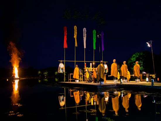 嵯峨の送り火バスツアー 大覚寺 夜間特別拝観「宵弘法（万灯会）」先祖を敬い霊を送る（2026/8/20）＜京都駅発＞by おこしバス（京都定期観光バス）