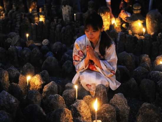 愛宕古道街道灯しバスツアー 約8千体の石仏・石塔を照らす「あだし野念仏寺千灯供養」（2026/8/29・30）＜京都駅発＞by おこしバス（京都定期観光バス）
