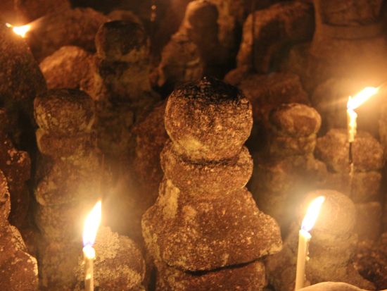 愛宕古道街道灯しバスツアー 約8千体の石仏・石塔を照らす「あだし野念仏寺千灯供養」（2026/8/29・30）＜京都駅発＞by おこしバス（京都定期観光バス）